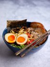Ramen-Suppe mit Pilzen, Chaschu-Schweinefleisch und Ajitama-Ramen-Eiern — Stockfoto