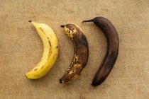 Banana su uno sfondo di legno — Foto stock