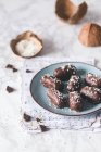 Веганські кокосові батончики з шоколадом — стокове фото
