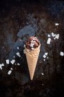 Primer plano de delicioso chocolate vegano y helado de coco en un cono - foto de stock