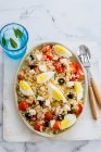Salade de riz italien aux œufs et thon servi sur table avec boisson — Photo de stock