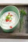 Йогуртовый кварк с травами и кольцами чили — стоковое фото