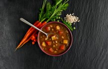 Soupe de boeuf et légumes chunky — Photo de stock