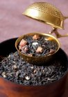 Primer plano de delicioso té negro con sabor - foto de stock