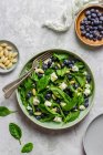 Салат зі шпинату з чорницею, мигдалем та фетою — стокове фото