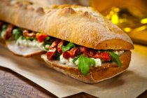 Sandwich mit Fleisch und Gemüse — Stockfoto