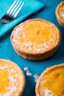 Mini lemon tarts with shortbread crust — Stock Photo