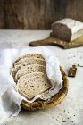 Pan de masa fermentada sin gluten rebanado y servido en mini cesta - foto de stock