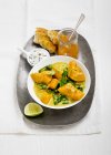 Сладкий картофель и шпинат карри с кокосовым молоком и кориандром — стоковое фото