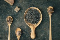 Крупным планом вкусные чайные листья и специи — стоковое фото