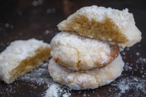 Amaretti com açúcar de confeiteiro — Fotografia de Stock