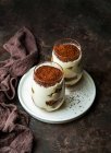 Kaffee aromatisierte Desserts Tiramisu serviert in Gläsern auf Teller — Stockfoto