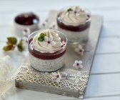 Веганский мак и вишневые десерты в стакане с маковым йогуртом и фруктовой глазурью — стоковое фото