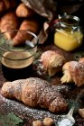 Primo piano di caffè e croissant — Foto stock