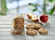 Овсяное печенье с грецкими орехами и свежими яблоками на открытом воздухе — стоковое фото