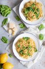 Pasta con espinacas, guisantes verdes y limón - foto de stock