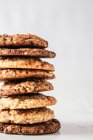 Pilha alta de biscoitos de aveia no fundo branco — Fotografia de Stock