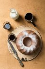 Close-up shot of Bundt with coffee and milk top view — Photo de stock