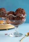 Crème glacée au chocolat, gros plan — Photo de stock