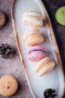 Mini macaron serviti su piatto lungo — Foto stock