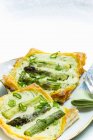 Gratinated puff pastries with green asparagus and cheese — Stock Photo
