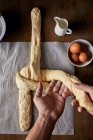 Um pão trançado a ser feito — Fotografia de Stock