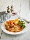 Roast turkey with Yorkshire puddings and vegetables (England) — Stock Photo