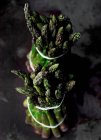 Due mazzi di asparagi verdi freschi, primo piano — Foto stock