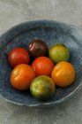 Frische rote und gelbe Tomaten auf schwarzem Hintergrund — Stockfoto