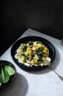 Gnocchi di patate con aglio cremoso funghi suce e spinaci — Foto stock
