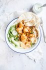 Vegetarian shawarma made with chickpeas and cauliflower, served with naan bread and fried halloumi cheese - foto de stock