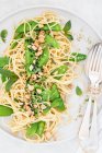 Spaghetti mit Pesto-Sauce und Basilikum — Stockfoto