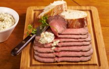Cold roast beef in slices with baguette and remoulade sauce - foto de stock