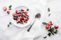 Strawberries with mozzarella, balsamico and mint — Fotografia de Stock