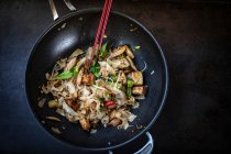 Thai noodles with chicken and broccoli in wok pan — Photo de stock