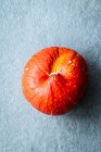 Roter Apfel auf weißem Hintergrund — Stockfoto