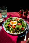 Spaghetti mit fresh cucumber, tomatoes and olives — Stock Photo