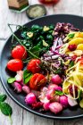 Ciotola con patate, spinaci, pomodori, ravanelli e formaggio — Foto stock