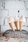 Crème glacée molle avec saupoudrer — Photo de stock