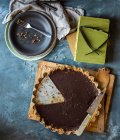Crostata al cioccolato con base di biscotto e fetta rimossa — Foto stock