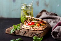 Veganes Waffelsandwich mit gegrilltem Gemüse und Pesto — Stockfoto
