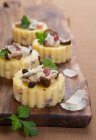 Tartaletas de polenta con champiñones, tocino y parmesano - foto de stock