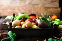 Légumes bio dans un cadre rustique — Photo de stock