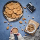 Biscotti al burro di arachidi e una tazza di caffè fresco — Foto stock