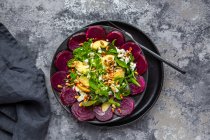 Листя салату з буряком, яблуком, фетою та смаженими кедровими горіхами — стокове фото
