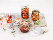 Eingelegte Karotten und Blumenkohl mit Chilischoten und Rosmarin — Stockfoto