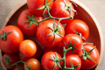 Frisch gewaschene Tomaten in einer Holzschüssel — Stockfoto