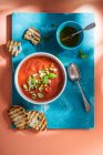 Холодная гаспачо суп с базиликом и оливковым маслом, хлеб на стороне. — стоковое фото