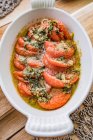 Sopa de tomate casera con salmón y verduras - foto de stock