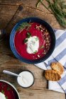 Tigela de sopa de beterraba com leite de coco e creme de leite, decorado com salsa e endro — Fotografia de Stock
